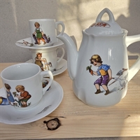 kaffekande-tre-par-kopper-børne-motiver-dyr-dekorationer-dukke-kaffestel-gammelt-legetøj